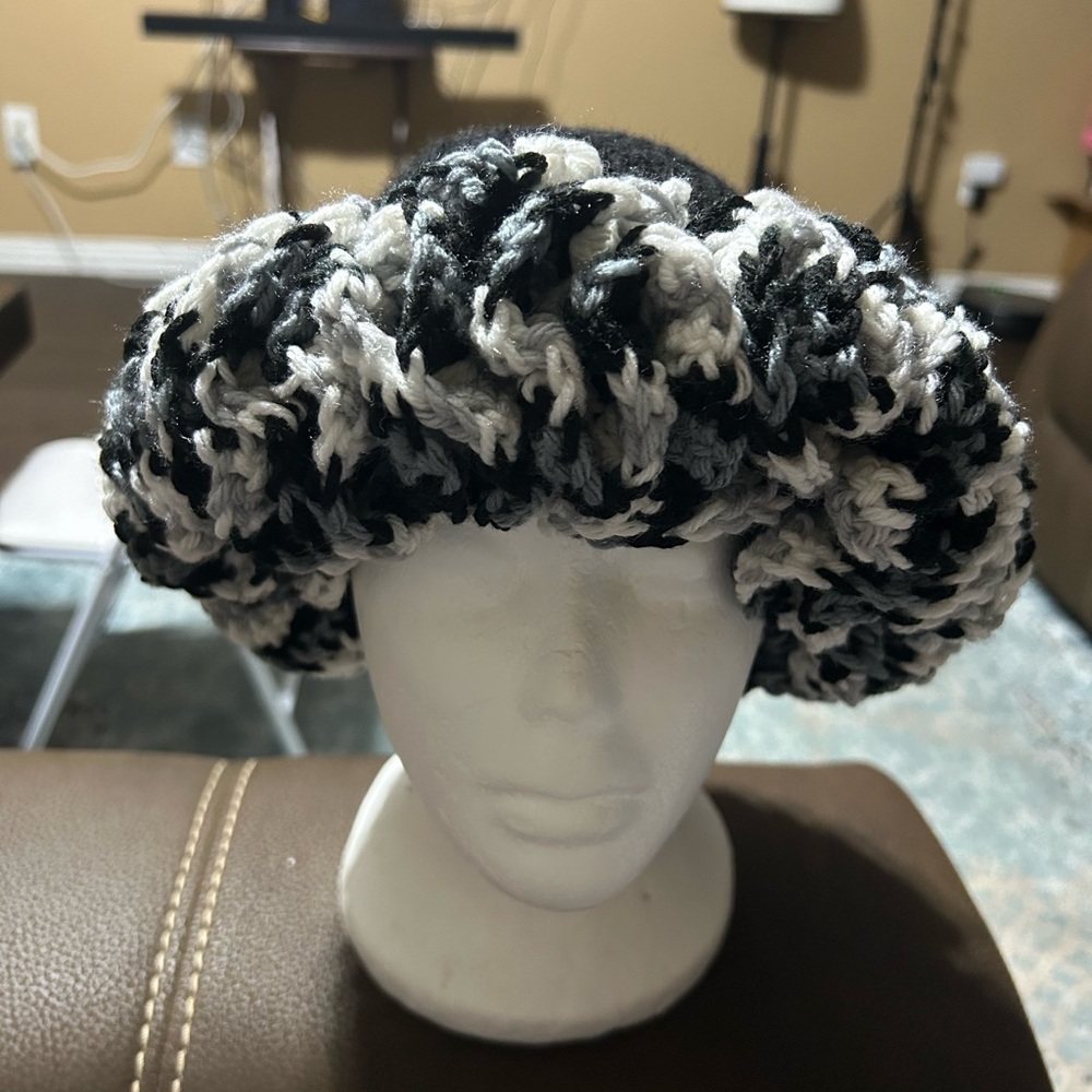 Elegant Black and White Crochet Hat - Picture 3 of 7